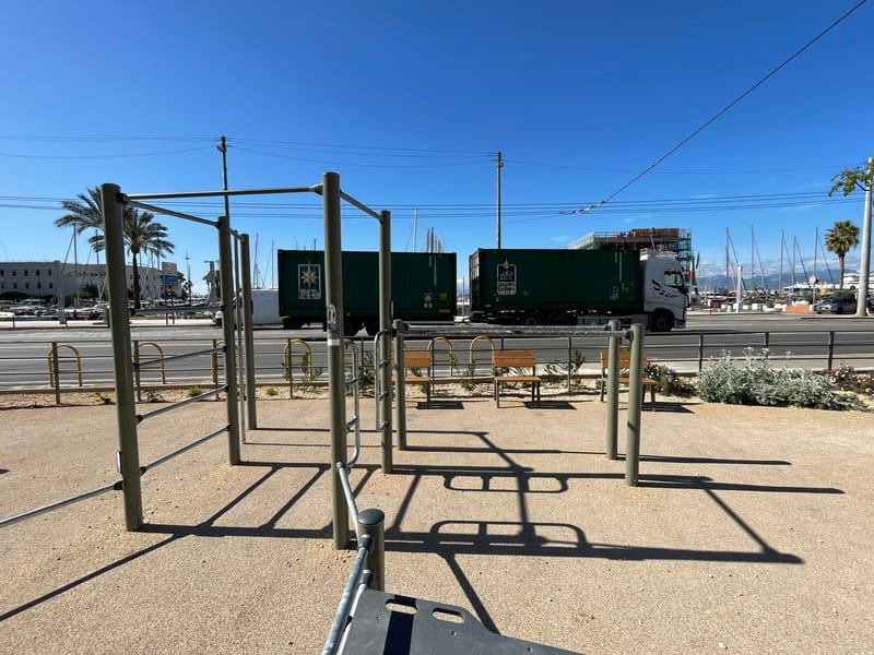 Area fitness e giochi in mezzo a Via Roma: da spostare e più in sicurezza.